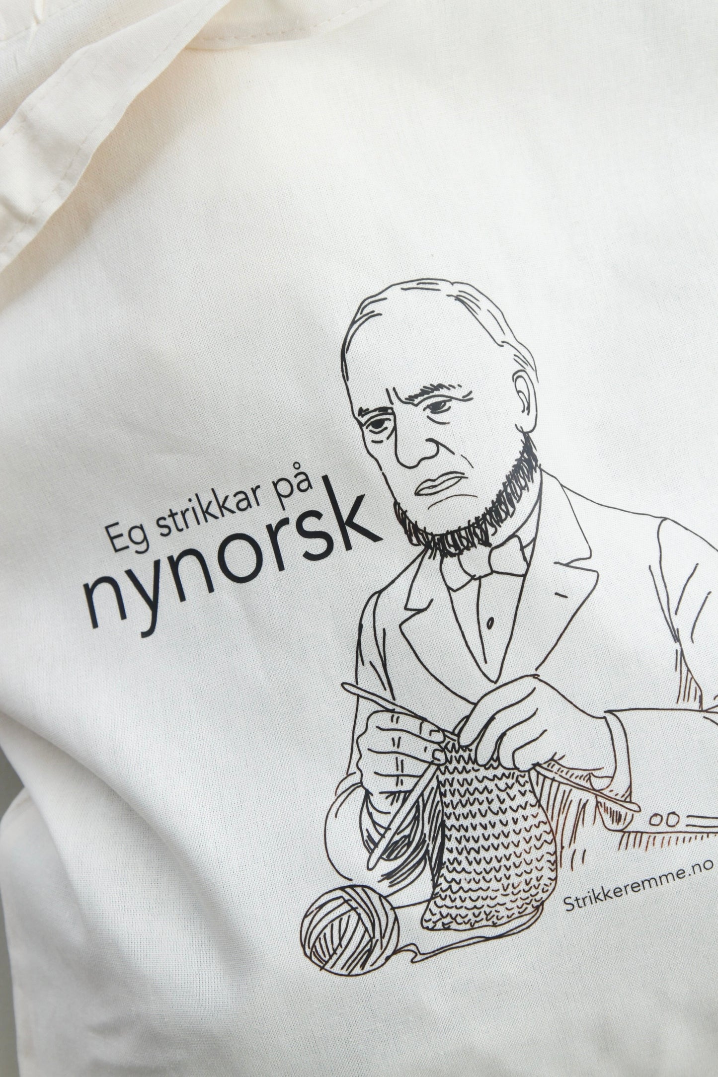 Eg strikkar på nynorsk