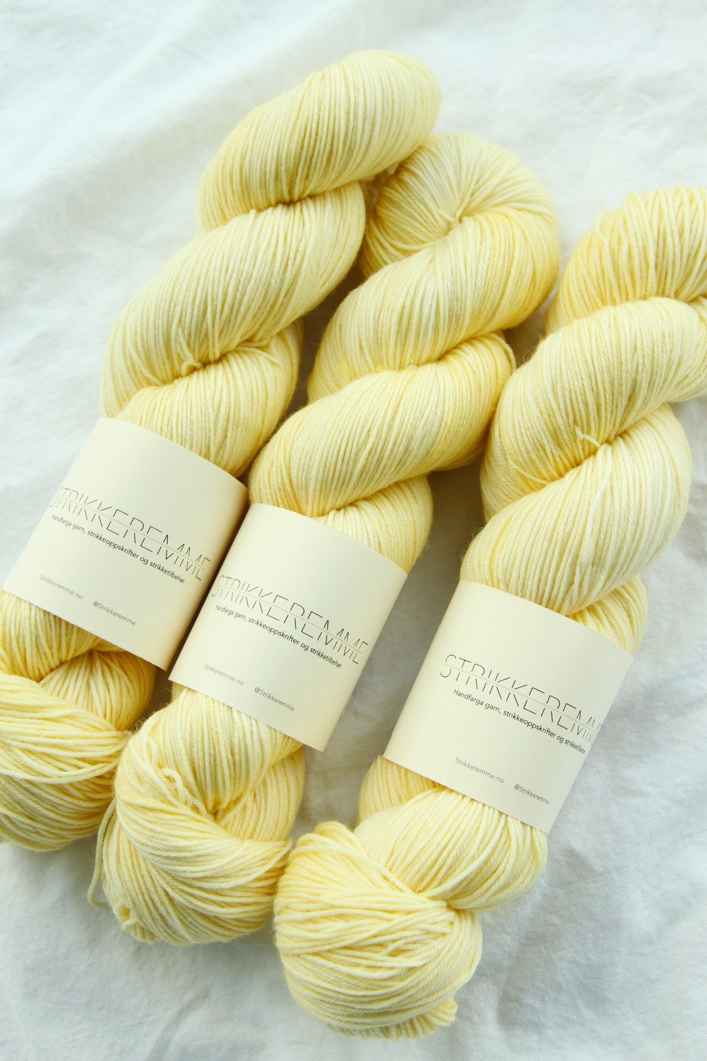 A thousand yellow daisies